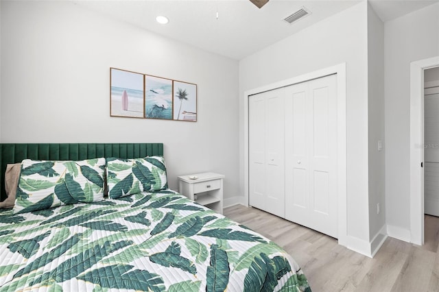 bedroom featuring wood finished floors, baseboards, a closet, recessed lighting, and ceiling fan