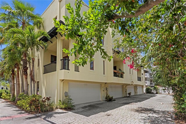 512 S Glen Ave, Tampa, FL 33609 - view of building exterior with driveway and an attached garage
