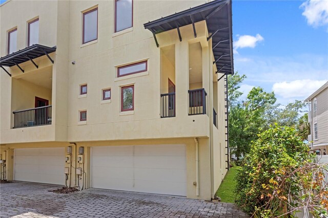 512 S Glen Ave, Tampa, FL 33609 - view of property with a garage and driveway