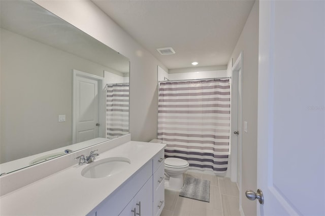 7709 Imagination Pl, Wesley Chapel, FL 33545 - bathroom featuring toilet, vanity, and curtained shower