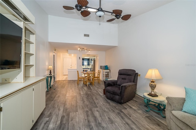 35145 Whispering Oaks Blvd, Dade City, FL 33523 - living area featuring wood finished floors, a towering ceiling, and a ceiling fan