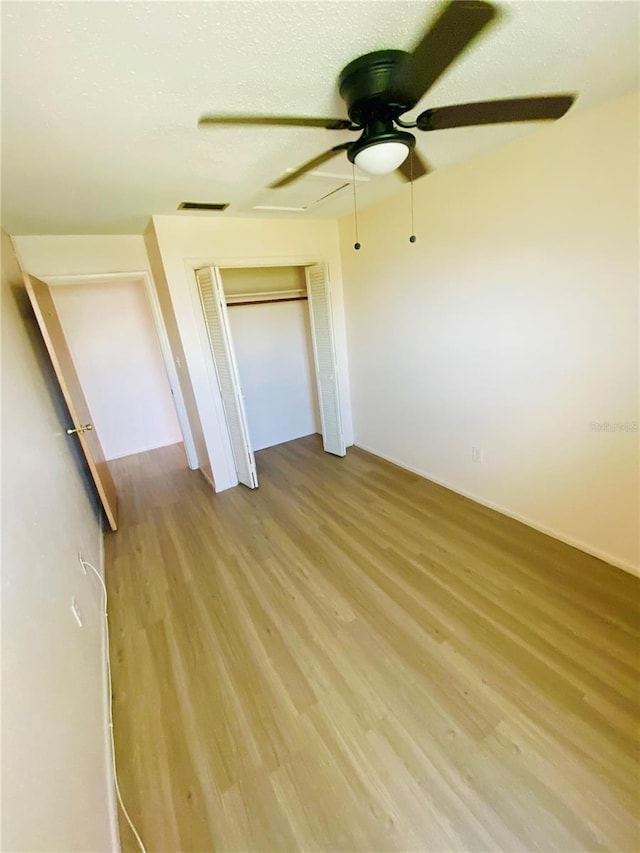 4351 Tahitian Gardens Cir Unit H, Holiday, FL 34691 - unfurnished bedroom featuring light wood-style flooring, ceiling fan, and a closet