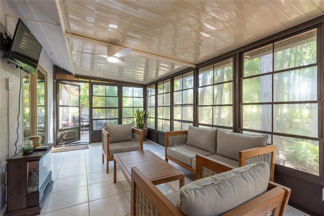 3071 Bolt Dr, Palm Harbor, FL 34685 - sunroom featuring an outdoor hangout area and ceiling fan