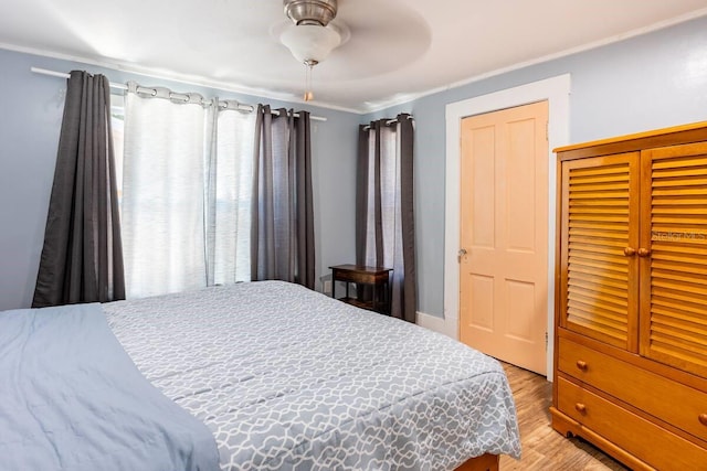 945 8th St N, Saint Petersburg, FL 33712 - bedroom with light wood-style floors, ornamental molding, a ceiling fan, and a closet