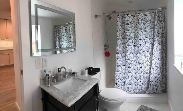 945 8th St N, Saint Petersburg, FL 33712 - full bathroom with vanity, a stall shower, toilet, and wood finished floors