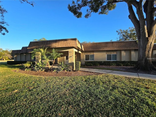 700 Bowsprit Pl, Palm Harbor, FL 34685 - view of front facade with mansard roof and a front lawn