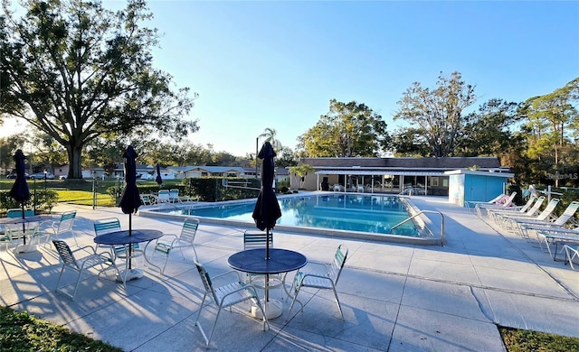 700 Bowsprit Pl, Palm Harbor, FL 34685 - community pool with a patio