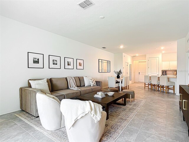 800 Reggie Rd, Winter Haven, FL 33884 - living area featuring recessed lighting