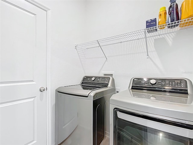 800 Reggie Rd, Winter Haven, FL 33884 - laundry room with independent washer and dryer