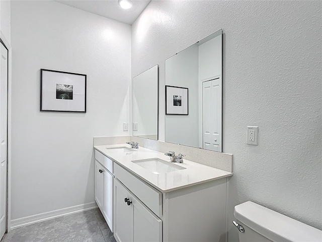 800 Reggie Rd, Winter Haven, FL 33884 - full bath featuring toilet, baseboards, and double vanity