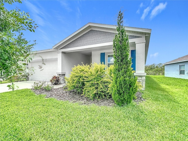 800 Reggie Rd, Winter Haven, FL 33884 - view of front of property featuring stucco siding, a front lawn, an attached garage, and concrete driveway