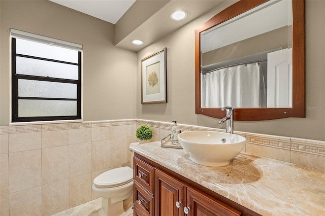 3922 Cedar Cay Cir, Valrico, FL 33596 - full bath featuring tile walls, a wainscoted wall, vanity, toilet, and recessed lighting