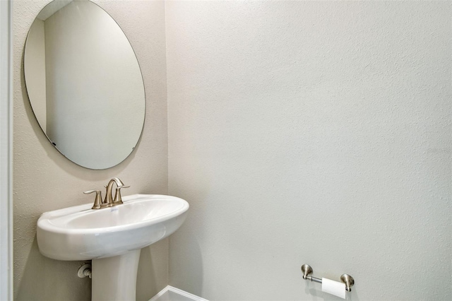 6745 Citrus Creek Ln, Tampa, FL 33625 - bathroom featuring baseboards
