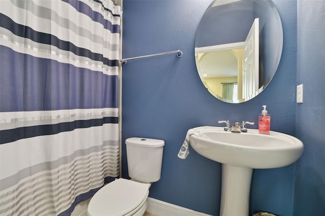 1116 Hillandale Reserve Dr, Tampa, FL 33613 - bathroom with toilet, a shower with curtain, baseboards, and a sink