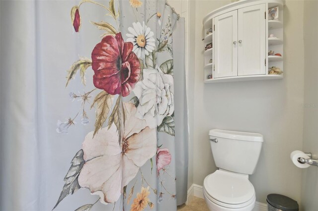1116 Hillandale Reserve Dr, Tampa, FL 33613 - bathroom with baseboards, toilet, and a shower with curtain
