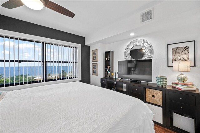 bedroom featuring ceiling fan