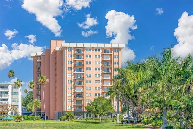 view of apartment building / complex