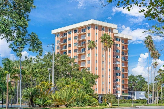 view of apartment building / complex