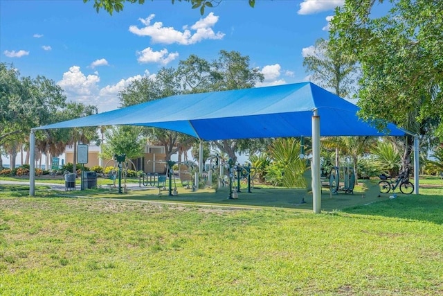 view of property's community featuring a yard