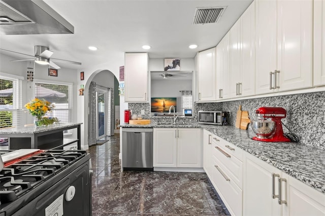 kitchen featuring a ceiling fan, stainless steel appliances, a sink, backsplash, and recessed lighting