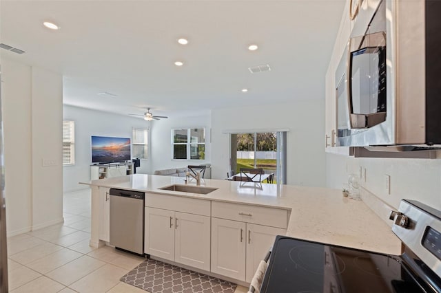 6542 95th Pl N, Pinellas Park, FL 33782 - kitchen featuring stainless steel appliances, a sink, open floor plan, a ceiling fan, and a peninsula