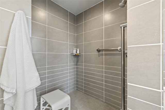 full bathroom featuring a tile shower