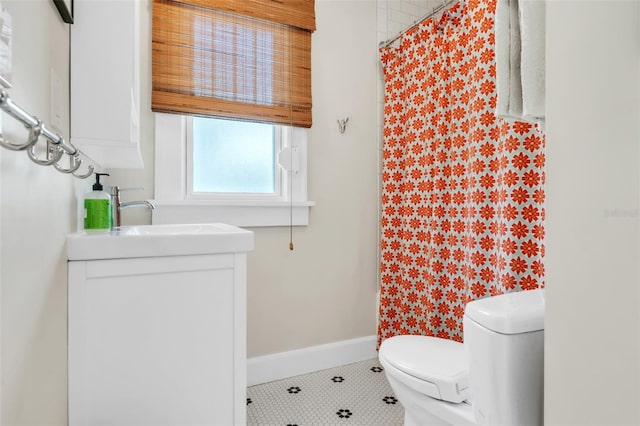 221 13th Ave NE, Saint Petersburg, FL 33701 - full bathroom featuring vanity, curtained shower, baseboards, toilet, and wallpapered walls