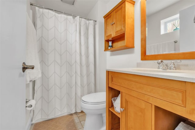 221 13th Ave NE, Saint Petersburg, FL 33701 - full bath with toilet, vanity, and curtained shower