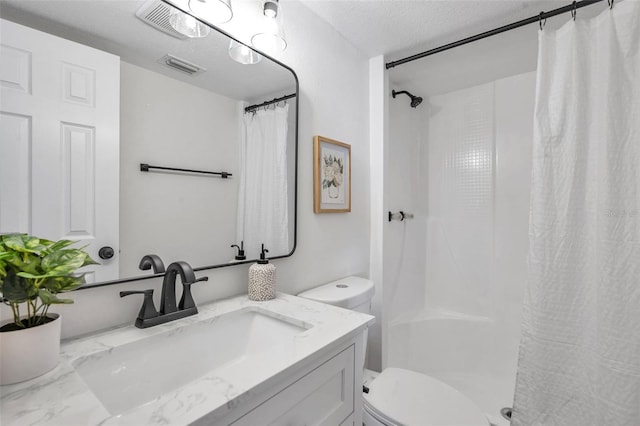 2078 Madrid Ct N, Clearwater, FL 33763 - bathroom featuring toilet, curtained shower, a textured ceiling, and vanity