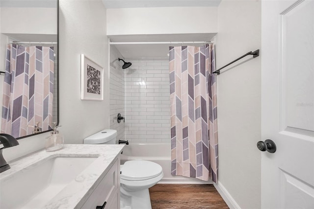2078 Madrid Ct N, Clearwater, FL 33763 - full bath featuring wood finished floors, toilet, vanity, and shower / bath combo with shower curtain