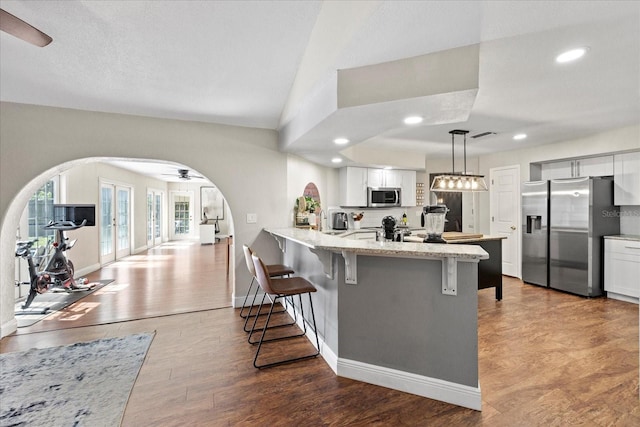 1914 Elk Spring Dr, Brandon, FL 33511 - kitchen with stainless steel appliances, a ceiling fan, a kitchen bar, a peninsula, and recessed lighting