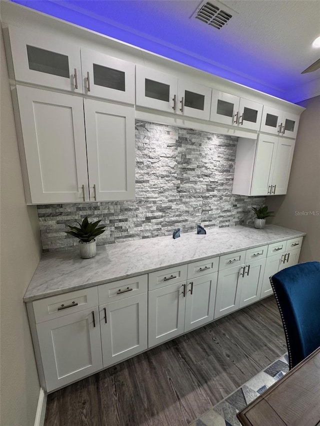 1147 Halapa Way, Trinity, FL 34655 - bar with dark wood-style floors and backsplash