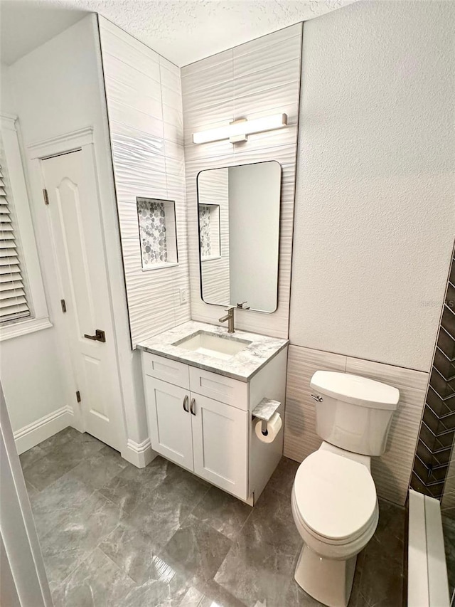 1147 Halapa Way, Trinity, FL 34655 - bathroom featuring toilet, vanity, tile walls, and a textured ceiling