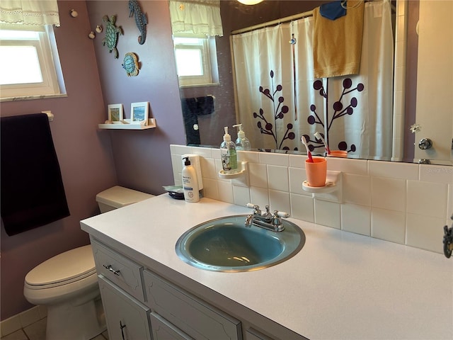 3827 15th Ave N, Saint Petersburg, FL 33713 - full bath featuring toilet, tasteful backsplash, vanity, and curtained shower