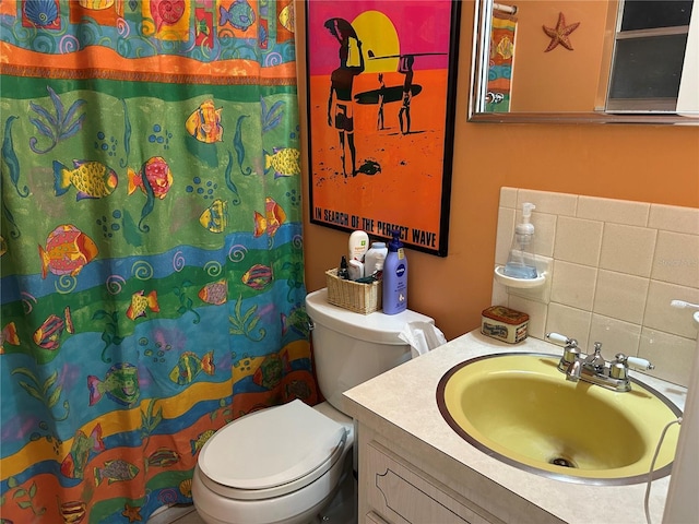 3827 15th Ave N, Saint Petersburg, FL 33713 - full bathroom featuring toilet, vanity, and a shower with shower curtain