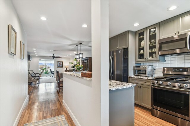 2960 59th St S Unit 614, Gulfport, FL 33707 - kitchen featuring stainless steel appliances, gray cabinets, light wood-style flooring, baseboards, and recessed lighting