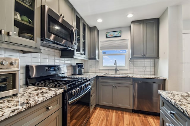 2960 59th St S Unit 614, Gulfport, FL 33707 - kitchen featuring appliances with stainless steel finishes, a sink, gray cabinets, light wood-type flooring, and recessed lighting