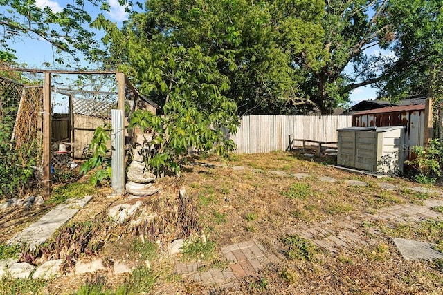 fenced backyard featuring an outbuilding
