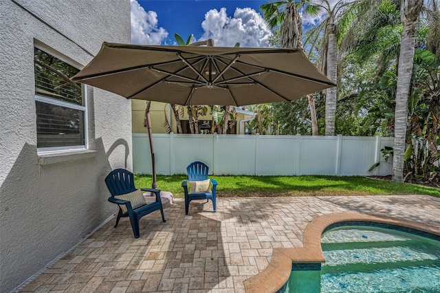 3002 Savannah Oaks Cir, Tarpon Springs, FL 34688 - view of patio / terrace with a fenced backyard