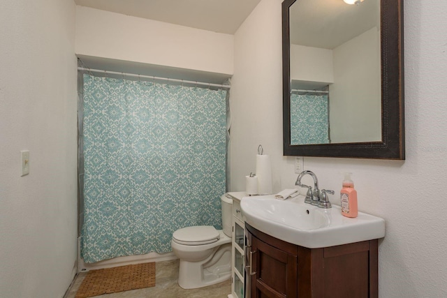 314 Bath St, Tarpon Springs, FL 34689 - full bath featuring vanity, toilet, and a shower with curtain