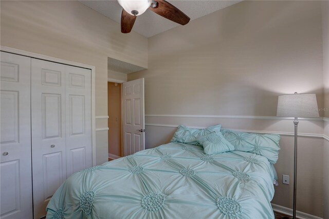 3338 Laurelwood Ct, Tarpon Springs, FL 34688 - bedroom with a closet and a ceiling fan