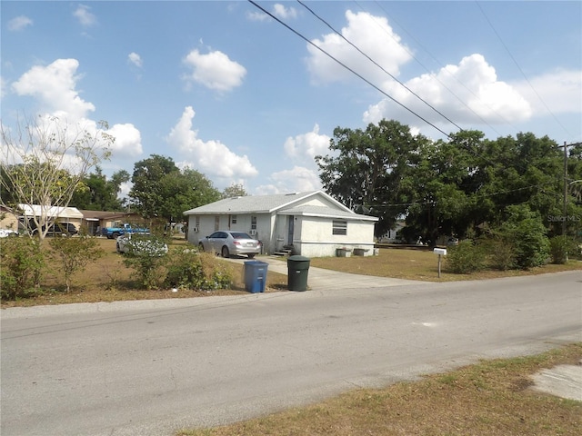 view of front of property featuring driveway