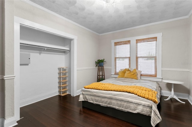 3620 W San Pedro St, Tampa, FL 33629 - bedroom featuring wood finished floors, a closet, baseboards, and crown molding