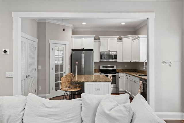3620 W San Pedro St, Tampa, FL 33629 - kitchen with stainless steel appliances, a sink, open floor plan, ornamental molding, and white cabinetry