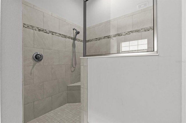bathroom featuring a tile shower