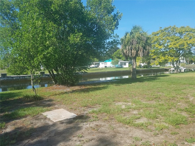 view of grassy yard with a water view