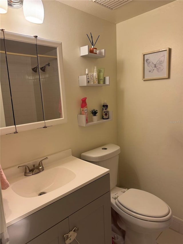 210 Cypress Ct Unit 122, Oldsmar, FL 34677 - full bathroom with toilet, vanity, and tiled shower
