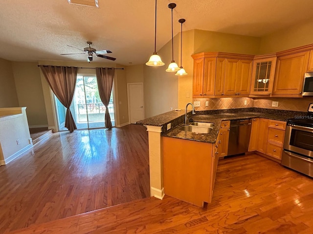 622 Seascape Way, Tampa, FL 33602 - kitchen featuring stainless steel appliances, a sink, a peninsula, open floor plan, and wood finished floors