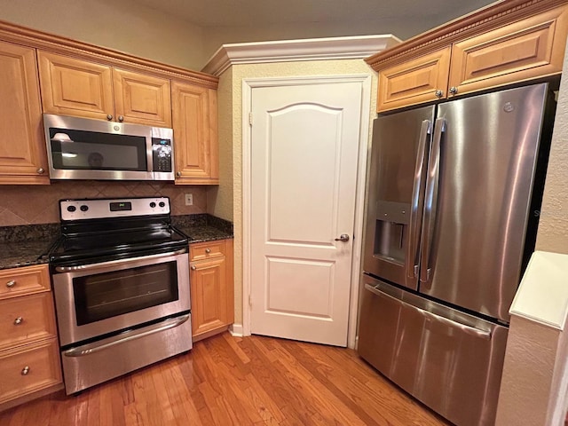 622 Seascape Way, Tampa, FL 33602 - kitchen featuring stainless steel appliances, light wood-style floors, and tasteful backsplash