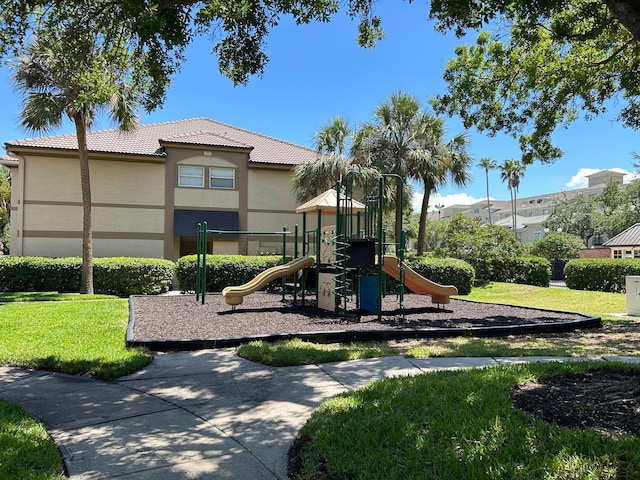 622 Seascape Way, Tampa, FL 33602 - community play area featuring a yard